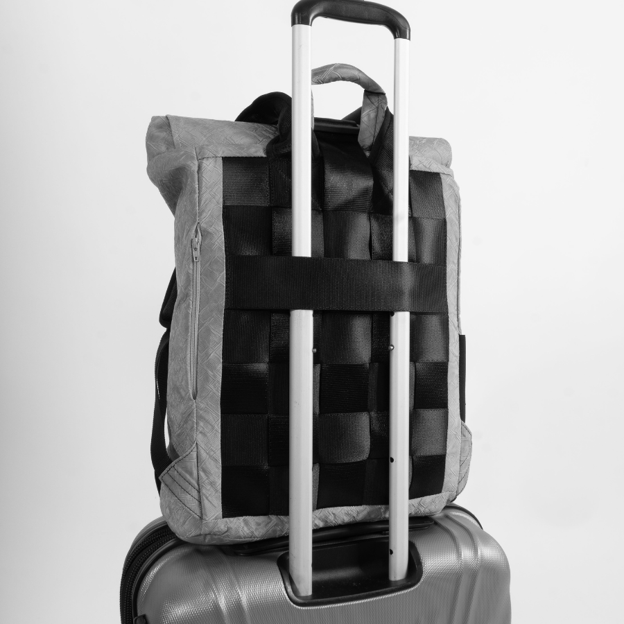 Airpaq Rolltop am Koffer befestigt