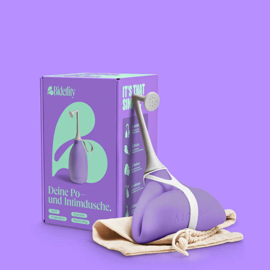 Po- und Intimdusche von Bidetlity – Proud Purple mit Verpackung und Leinensäckchen