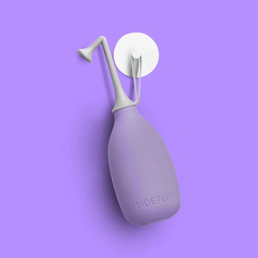 Po- und Intimdusche von Bidetlity – Proud Purple, hängend