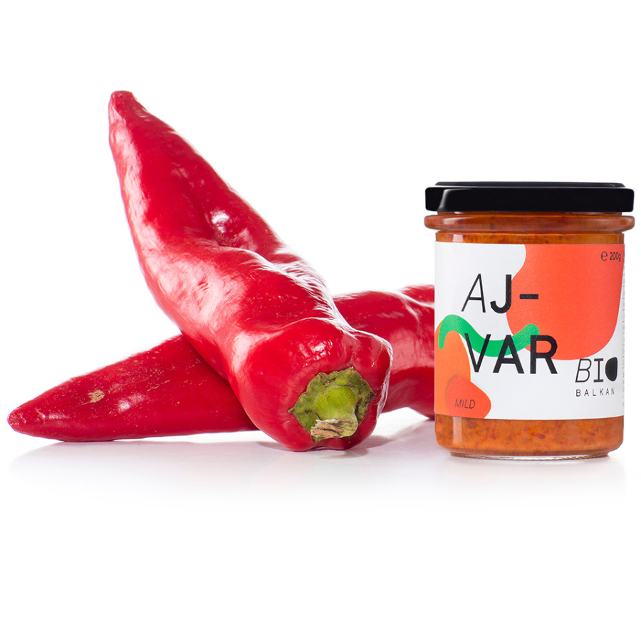 Bio Ajvar mild von BioBalkan, links liegen zwei Paprika