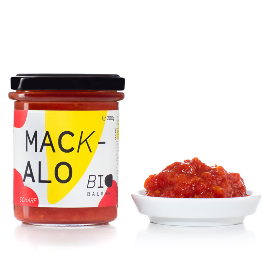 Mackalo von BioBalkan, daneben Schälchen mit Aufstrich