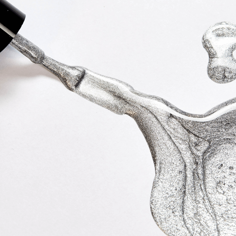 Bioglitzer Nagellack von Birkenspanner Disco Ball wird auf Oberfläche aufgetragen