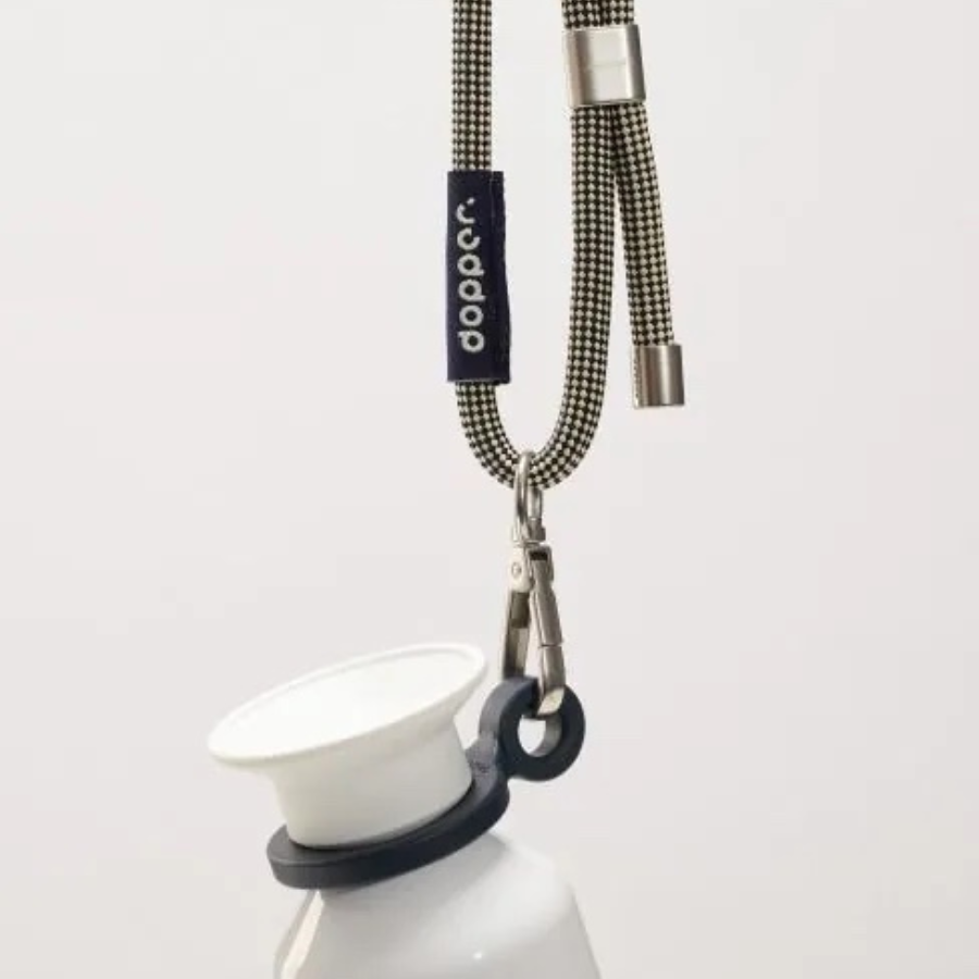 Dopper Kordel Sandy Black an Flasche befestigt