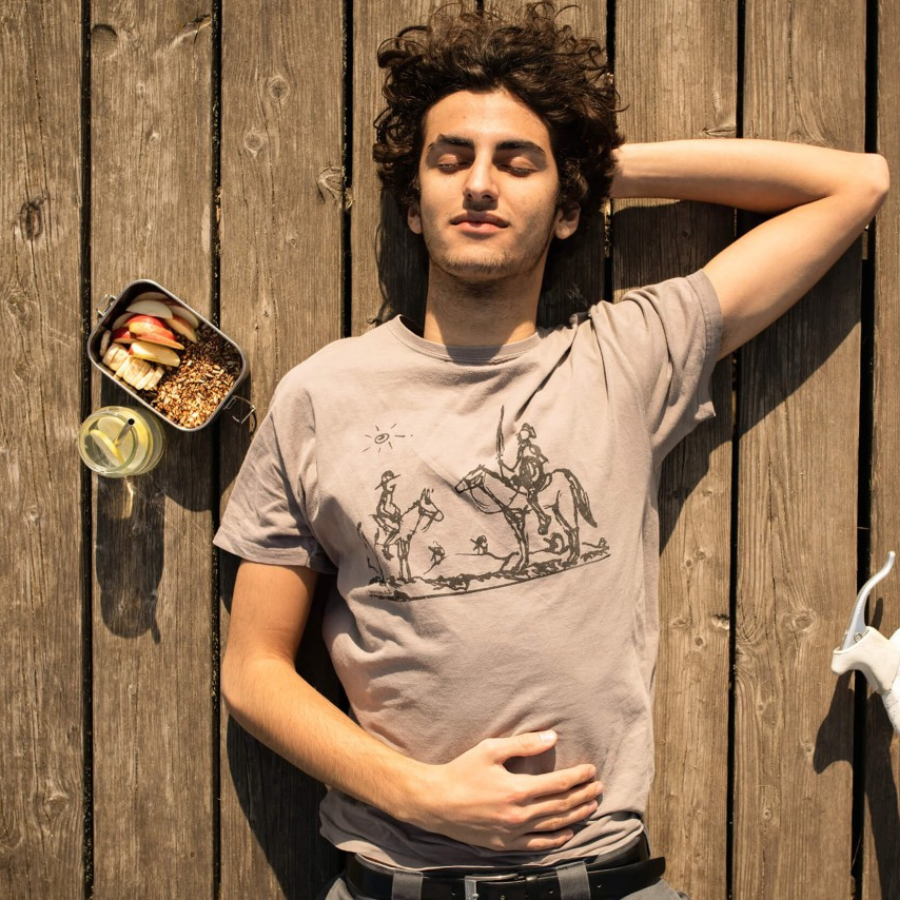 Mann liegt neben einer geöffneten ECO Brotbox Yogi Box+