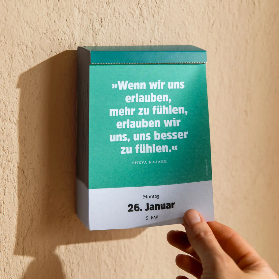 Abreißkalender »Halbwegs entspannt durch 2026« von Ein guter Plan – hängend