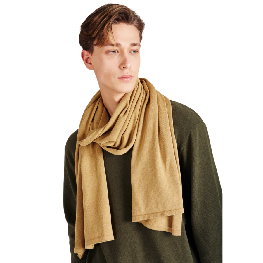 Person trägt Schal – Kim von Givn Camel
