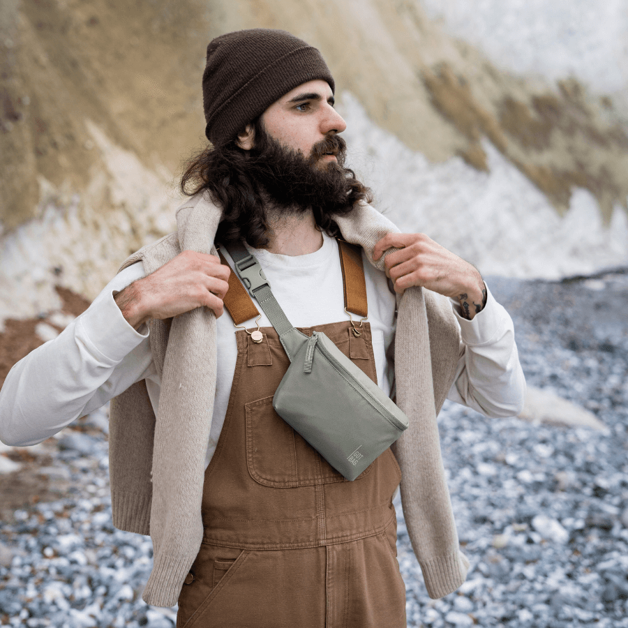 Person trägt Got Bag Hip Bag 2.0. Bass über der Schulter