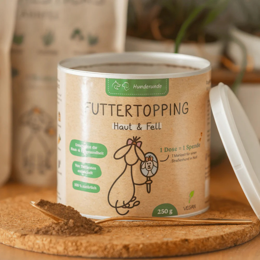 Futtertopping Haut & Fell von Hunderunde. Offene Dose mit Löffel