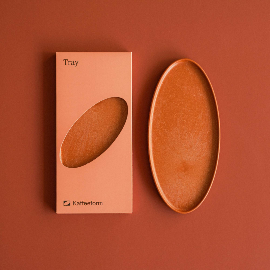 Kaffeeform Tray – Dekotablett Cayenne vor rötlichen Hintergrund