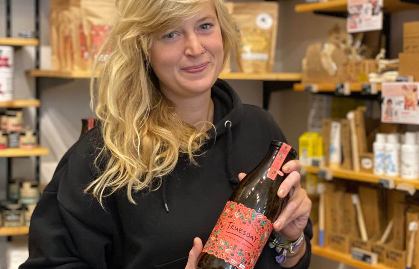 Nina von GoodBuy hält fairen Kaffee in die Kamera