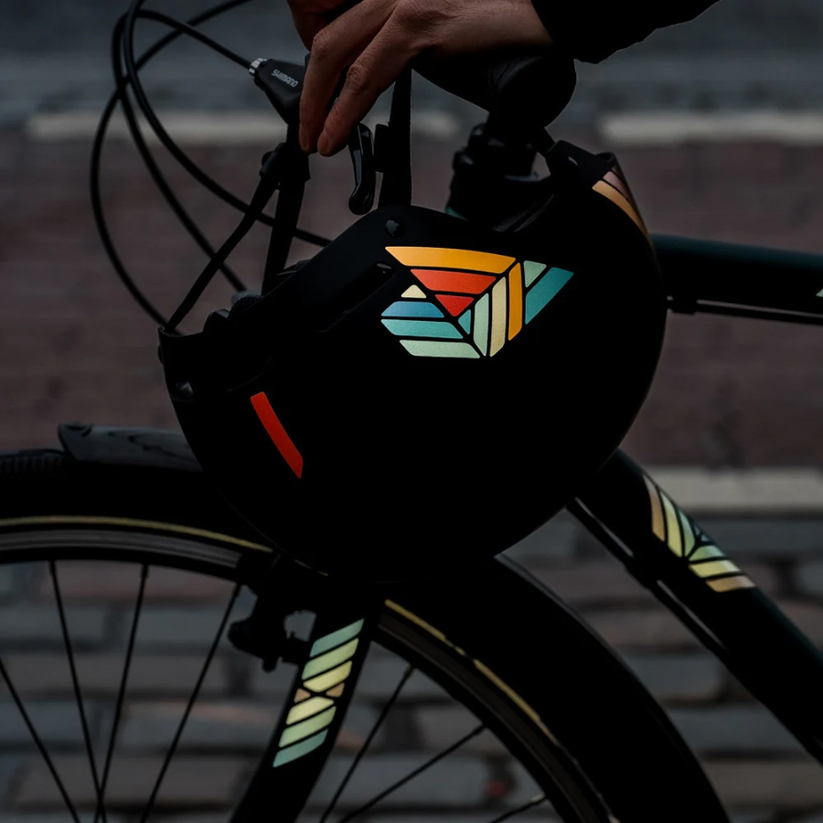 Reflexierende Sticker & Formen – Größe M. Motiv Delta am Helm und Fahrrad im Dunklen