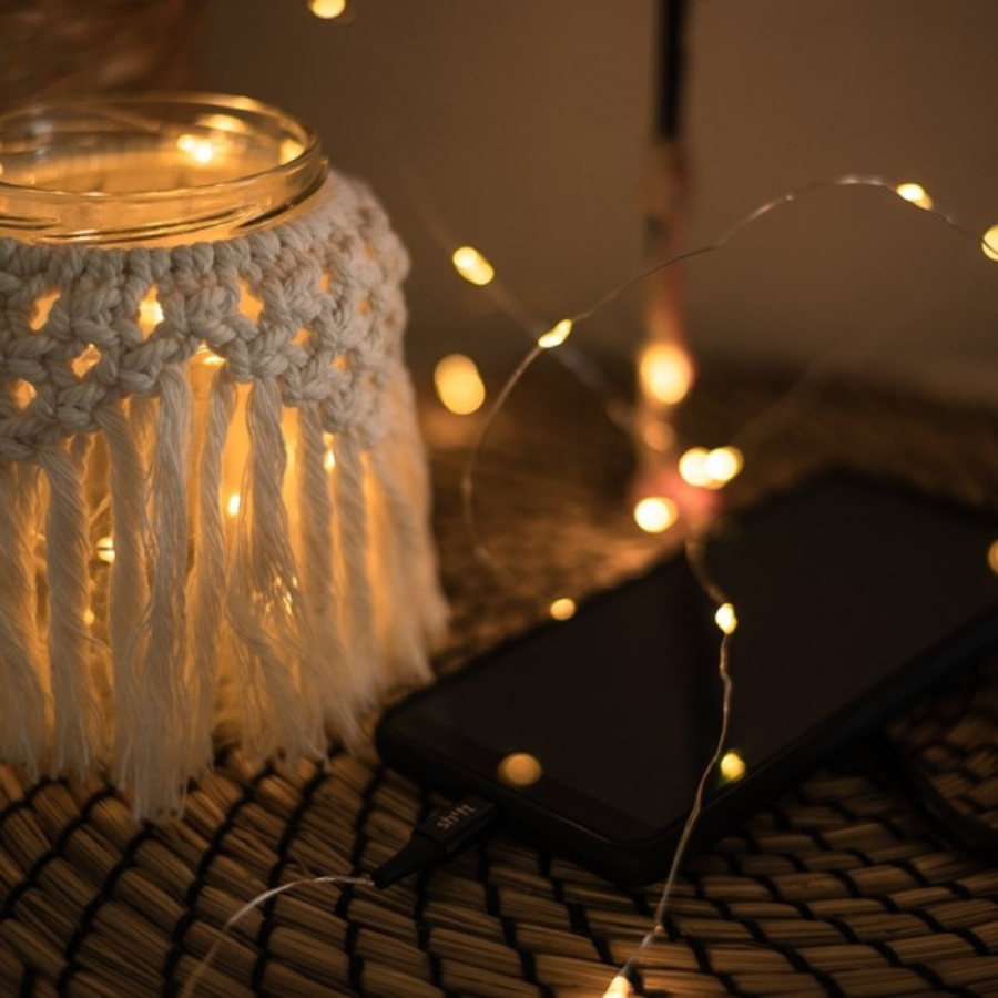 SHIFTlights 5m ist an einem Handy angeschlossen. Die Lichterkette leuchtet in einem Einweckglas und macht stimmungsvolles Licht