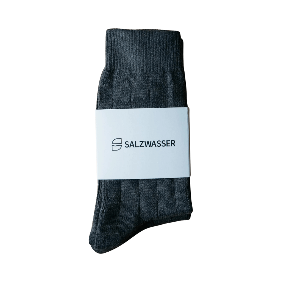 Stricksocken von Salzwasser – Anthrazit verpackt