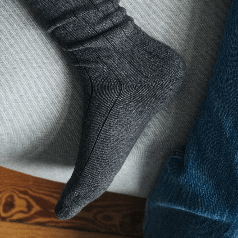 Fuß mit Stricksocken von Salzwasser – Anthrazit