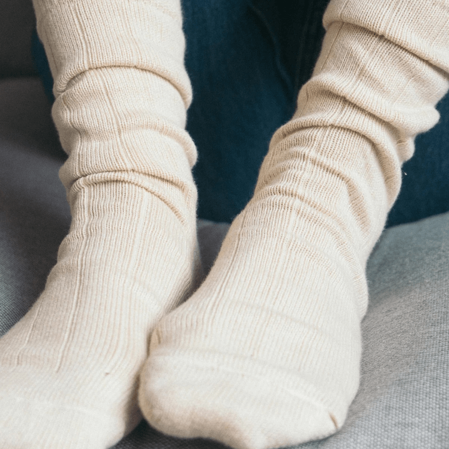 Stricksocken von Salzwasser – Sand an zwei Füßen