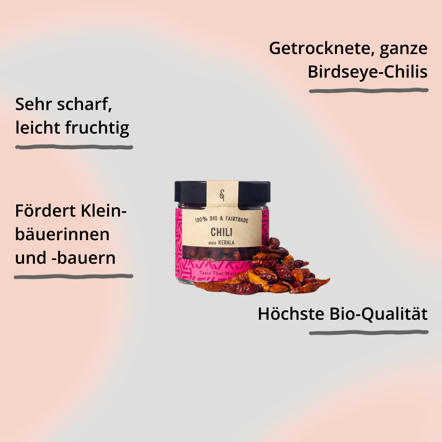 Ganze Chilis in Glasverpackung mit Gewürzhäufchen von vorne mit Impact