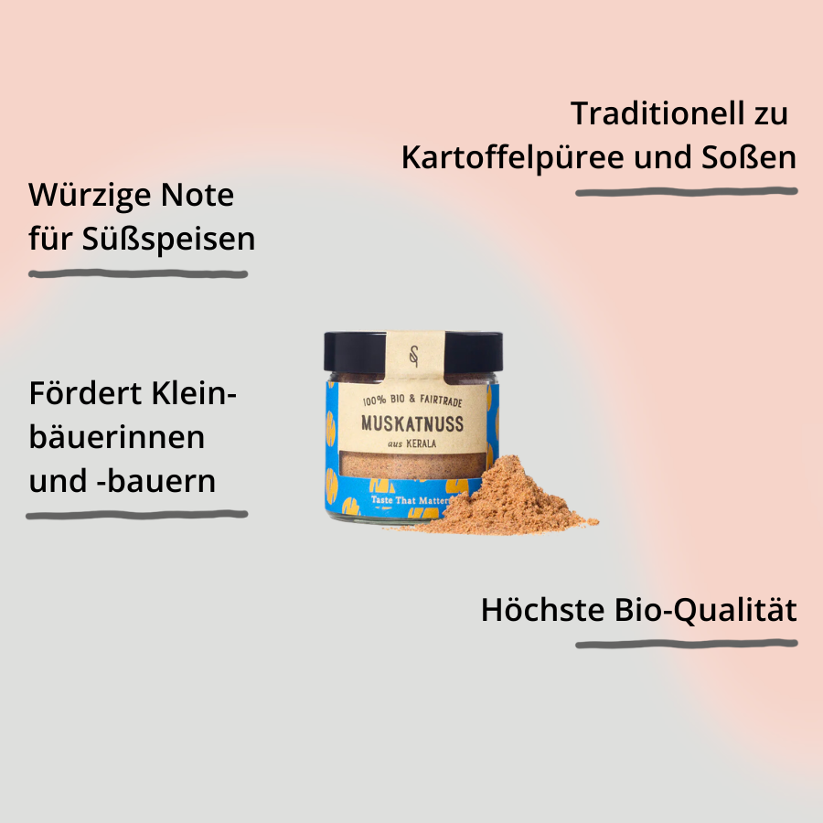 Gemahlene Muskatnuss in Glasverpackung mit Gewürzhäufchen von vorne mit Impact