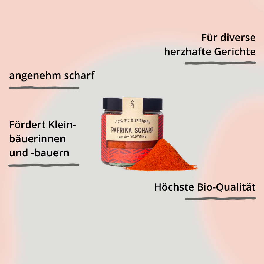 Scharfe Paprika in Glasverpackung mit Gewürzhäufchen von vorne mit Impact