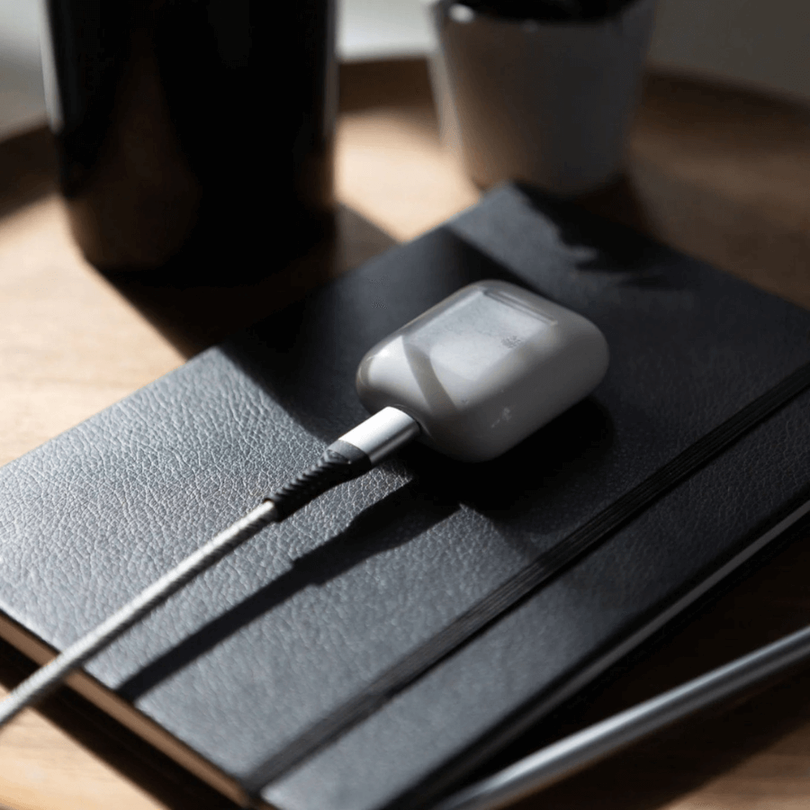 Airpods werden mit Syllucid USB Kabel A zu Lightning aufgeladen