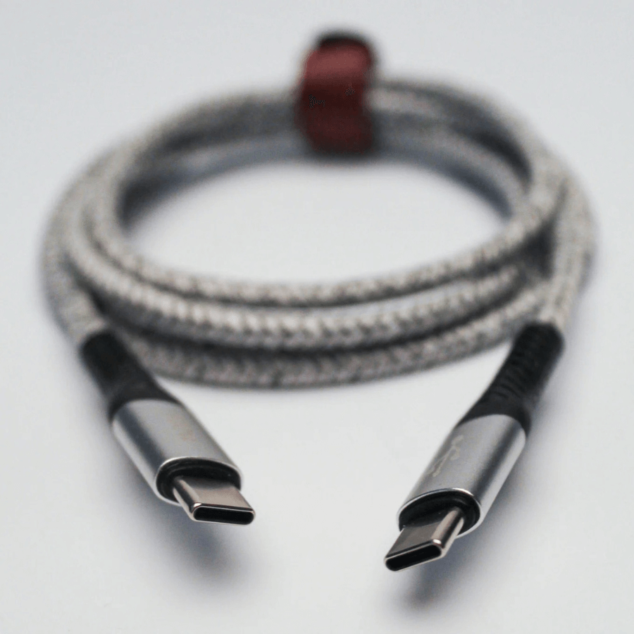 Syllucid Origin USB C zu C zusammengerollt