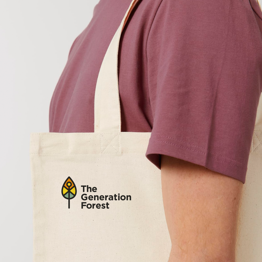 Person hat den Jutebeutel Hope von The Generation Forest über der Schulter hängen
