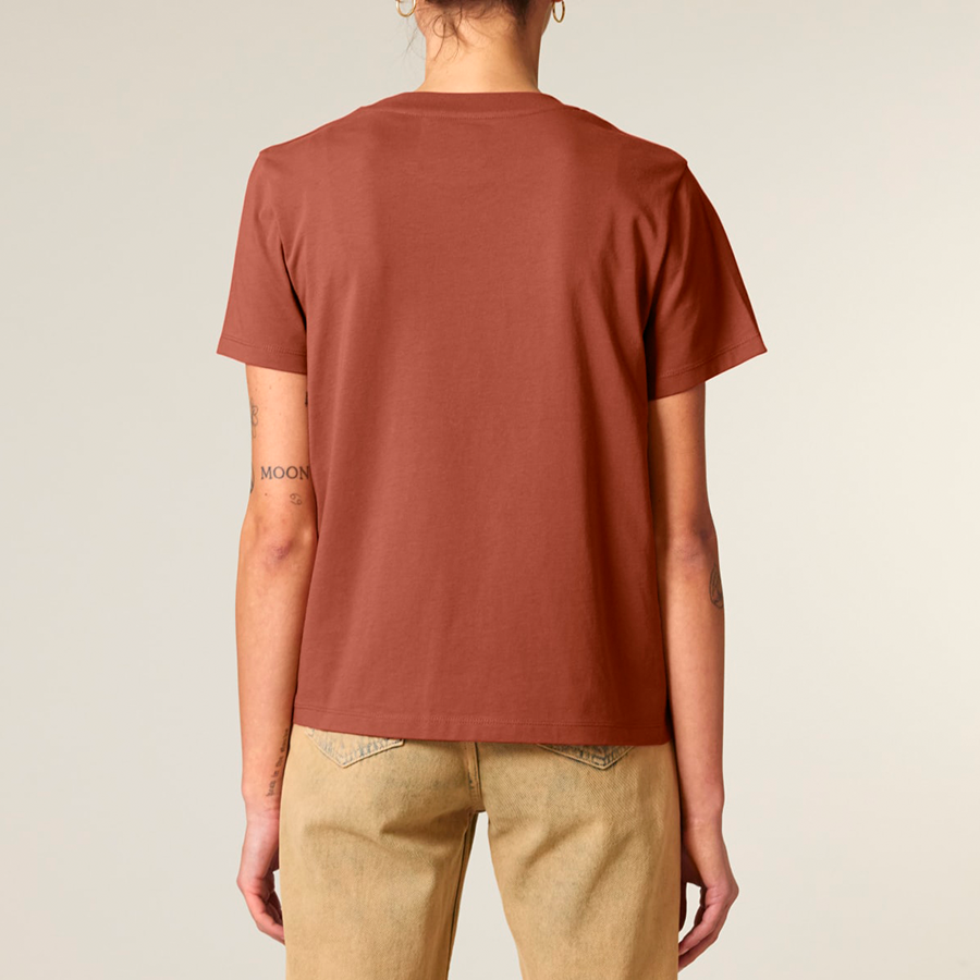 Person trägt das T-Shirt in Heritage Brown von The Generation Forest – von hinten