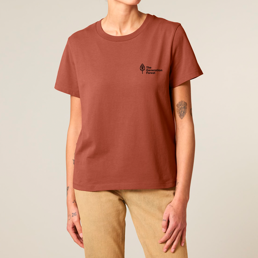 Person trägt das T-Shirt in Heritage Brown von The Generation Forest – von vorne