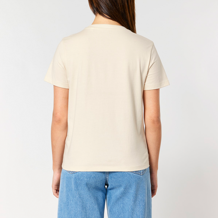 Person trägt das T-Shirt in Natural Raw von The Generation Forest – von hinten