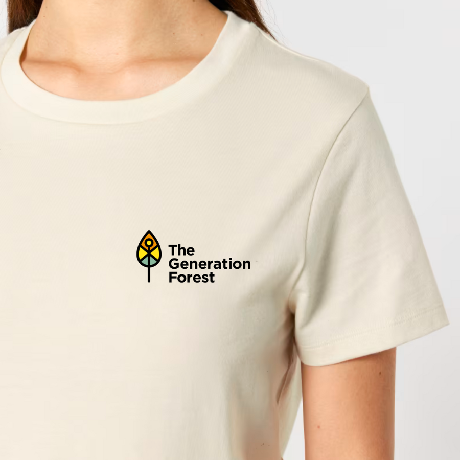 Person trägt das T-Shirt in Natural Raw von The Generation Forest – von vorne