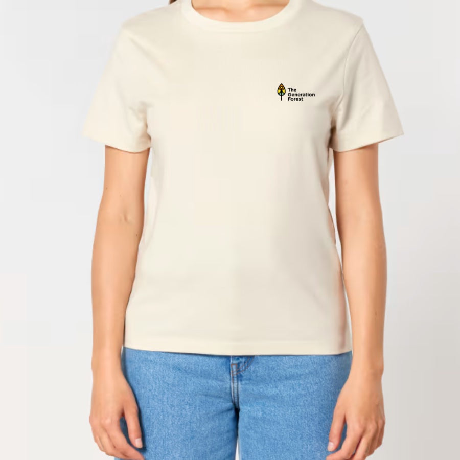 Person trägt das T-Shirt in Natural Raw von The Generation Forest – von vorne