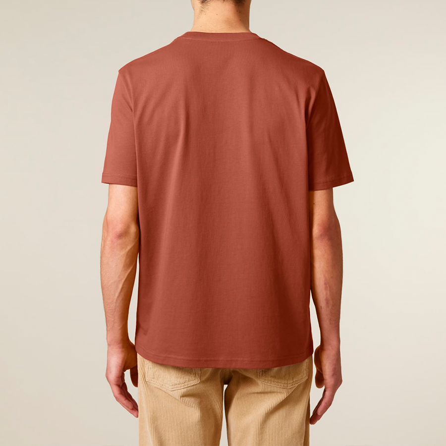 Person trägt T-Shirt Unisex Heritage Brown von The Generation Forest – von hinten