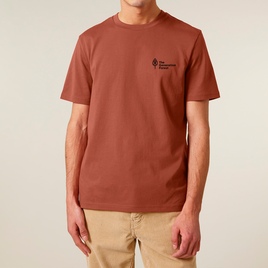 Person trägt T-Shirt Unisex Heritage Brown von The Generation Forest – von vorne