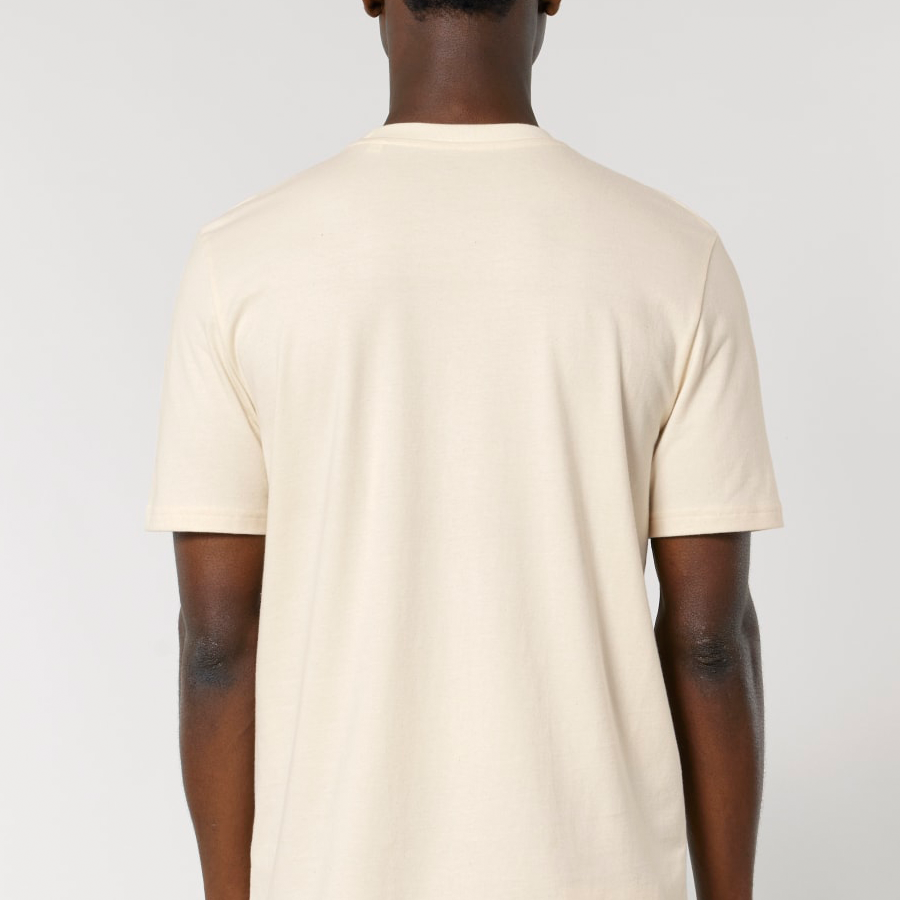 Person trägt T-Shirt Unisex Natural Raw von The Generation Forest – von hinten