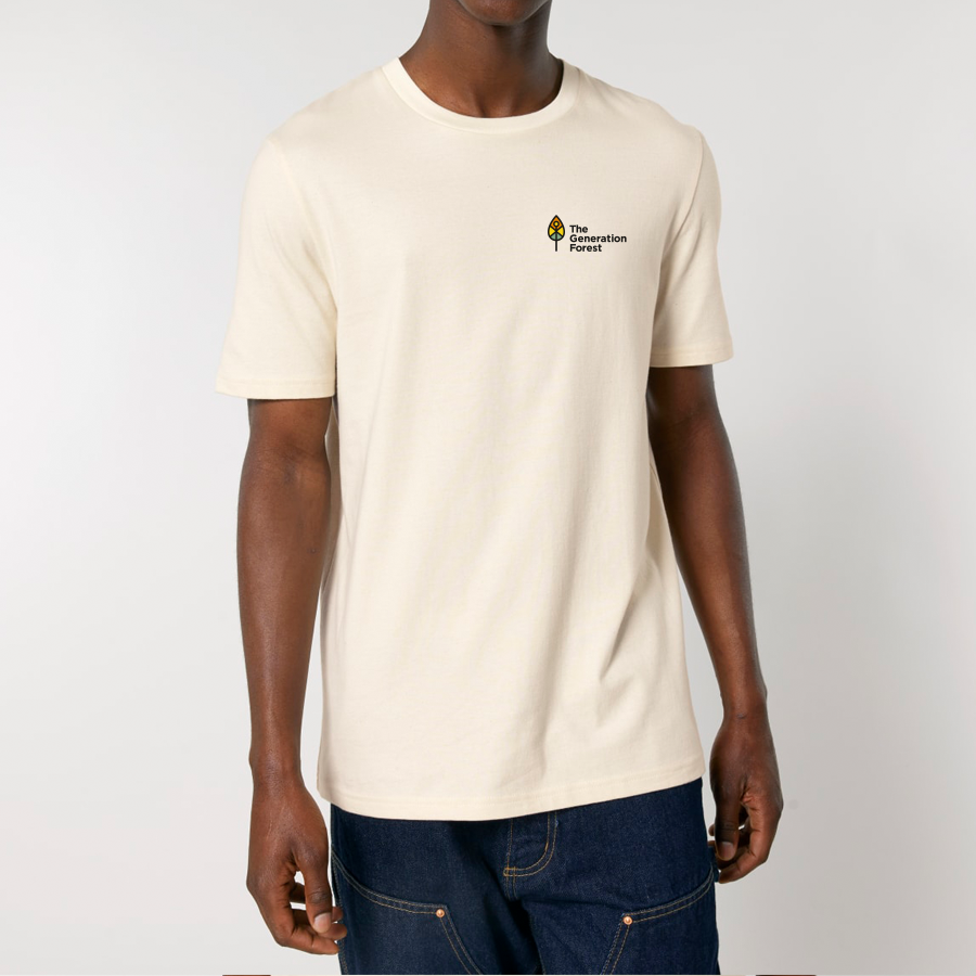 Person trägt T-Shirt Unisex Natural Raw von The Generation Forest – von vorne