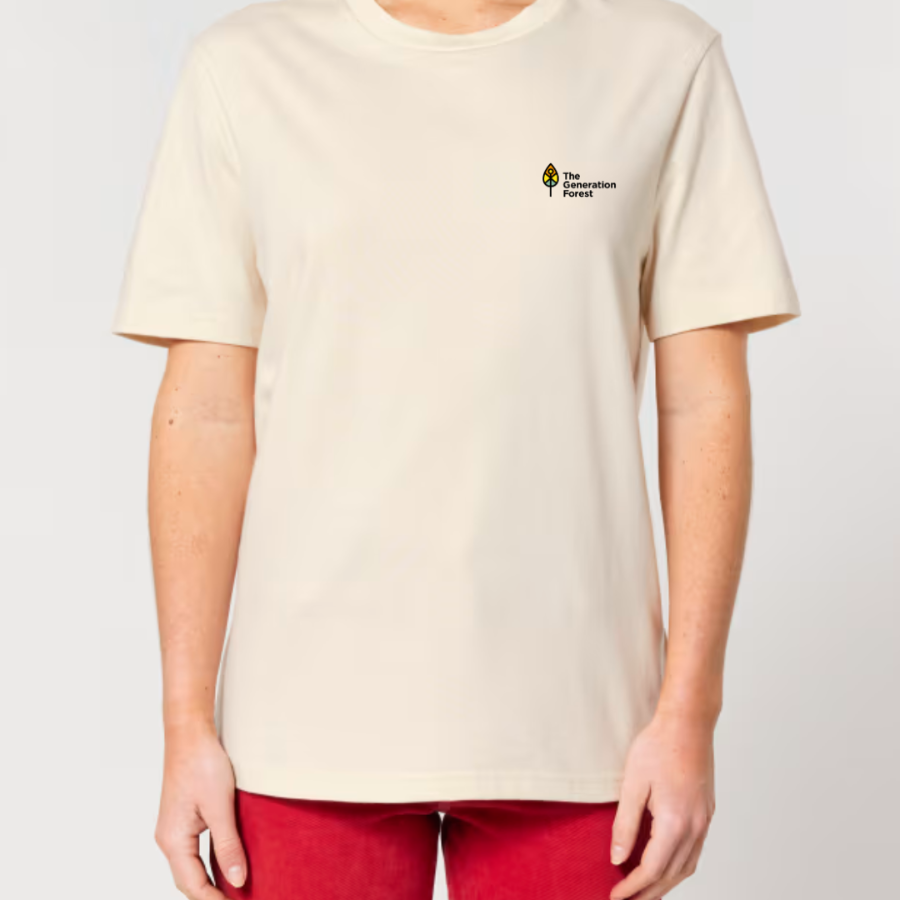 Person trägt T-Shirt Unisex Natural Raw von The Generation Forest – von vorne