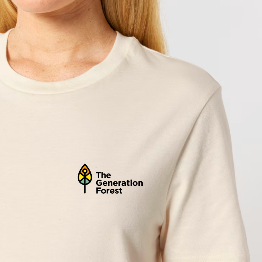 Person trägt T-Shirt Unisex Natural Raw von The Generation Forest – von vorne mit Logo von nahem