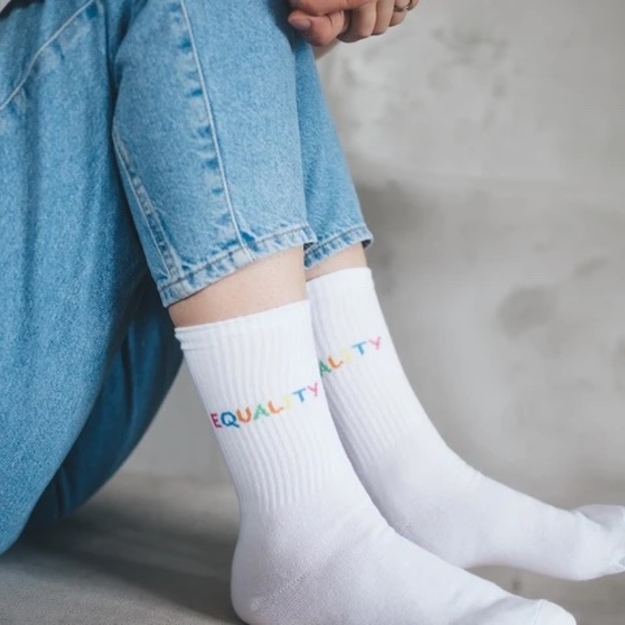Statementsocken Equality von arrel getragen mit weißen Turnschuhen