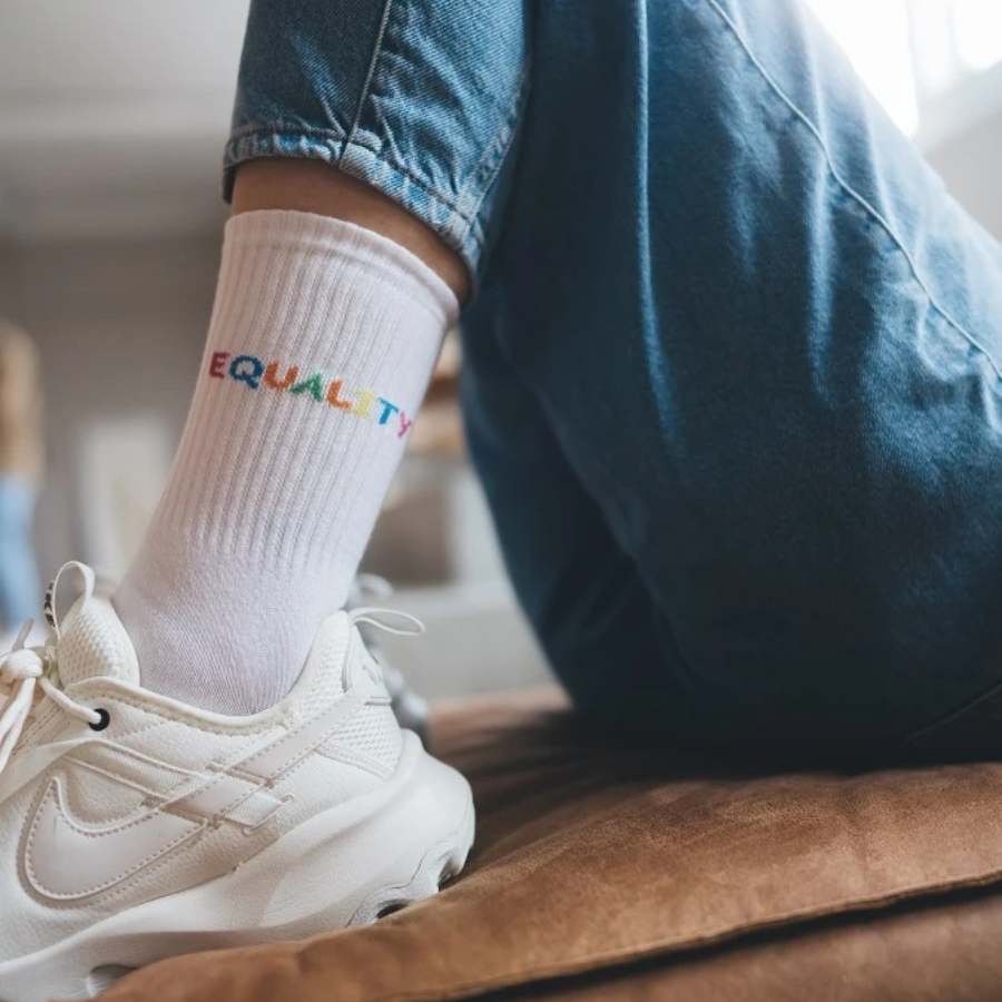 Statementsocken Equality von arrel getragen mit weißen Turnschuhen