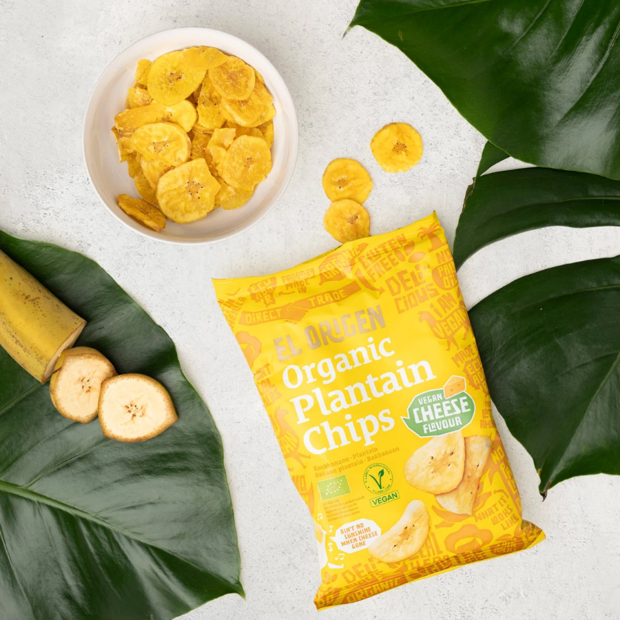 el origen Kochbananenchips mit Käse-Geschmack Verpackung, daneben eine Banane und Blätter