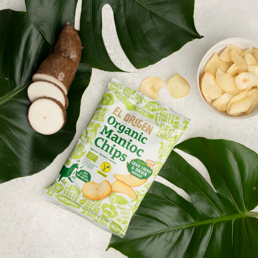el origen Maniokchips Sour Cream & Onion Verpackung, daneben Maniok und Blätter