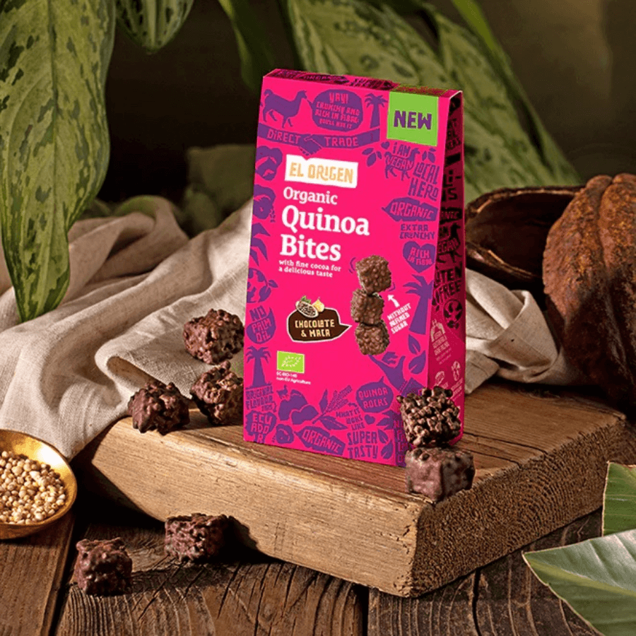 Quinoa Bites Verpackung und Bites mit Pflanzen im Hintergrund