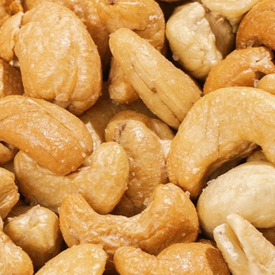 Gesalzene und geröstete Cashewkerne von fairfood – Nahaufnahme