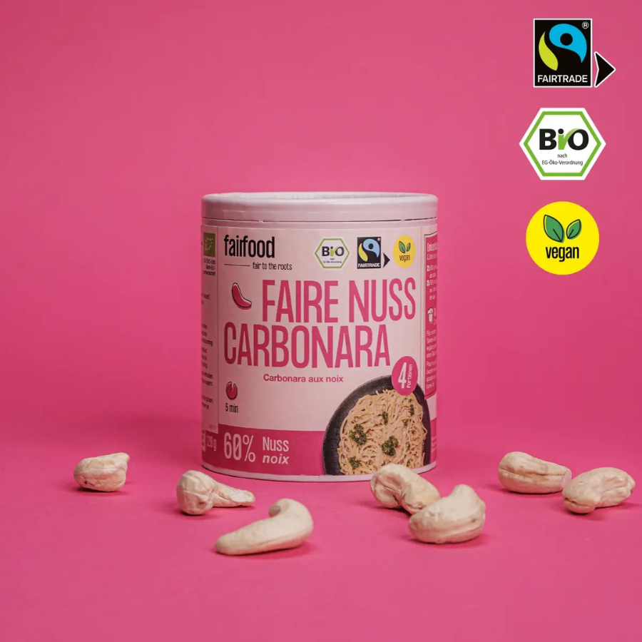 Faire Nuss Carbonara – Verpackung vor pinkem Hintergrund