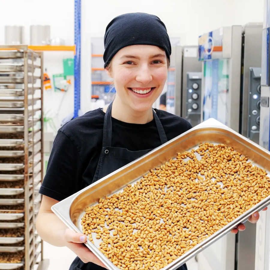 Crunchy Sojabohnen – Sweet Chili von fairfood auf einem Blech ungewürzt