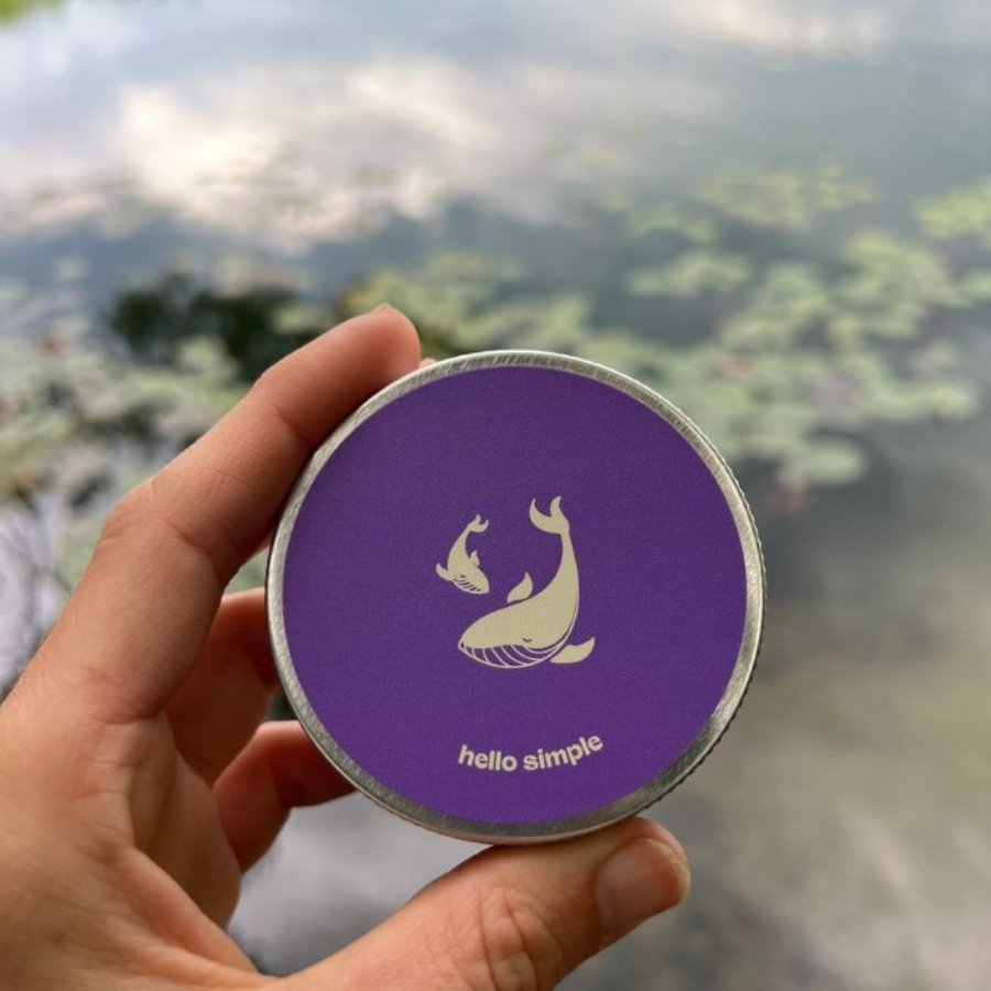 Eine Hand hält die Deocreme – Palmarosa-Lavendel von hello simple in der Hand