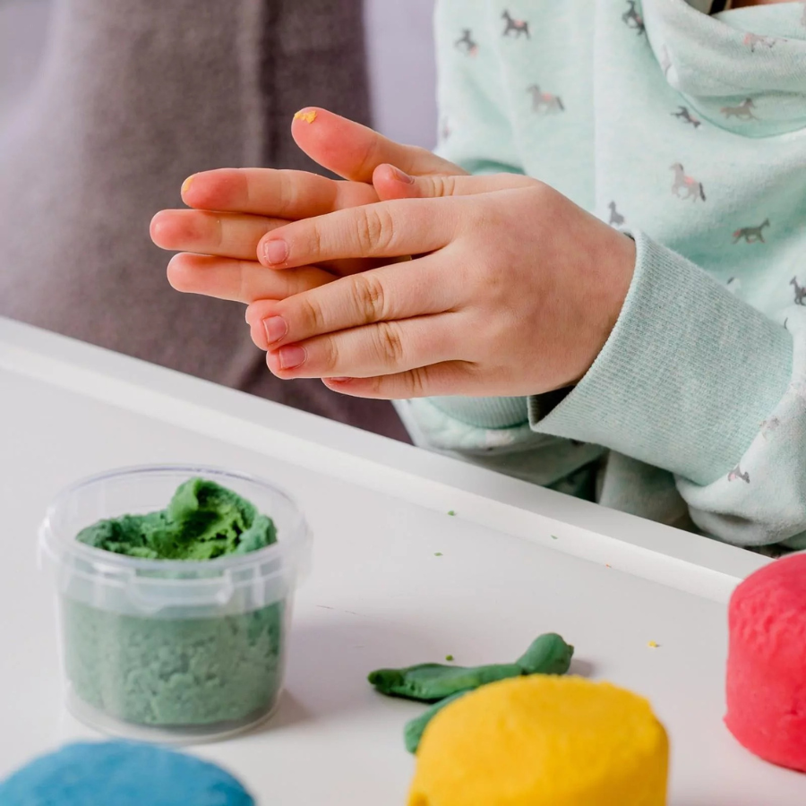 Kinderhände formen Knete