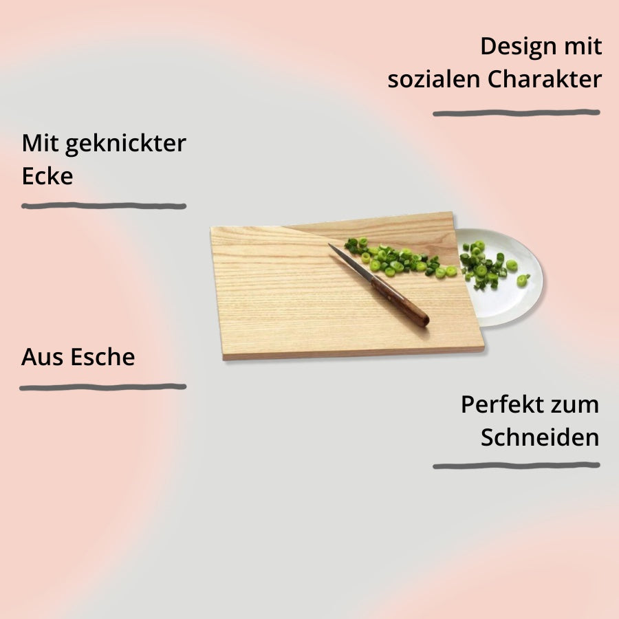 Schneidbrett mit Geschnittenem und Teller mit Impact