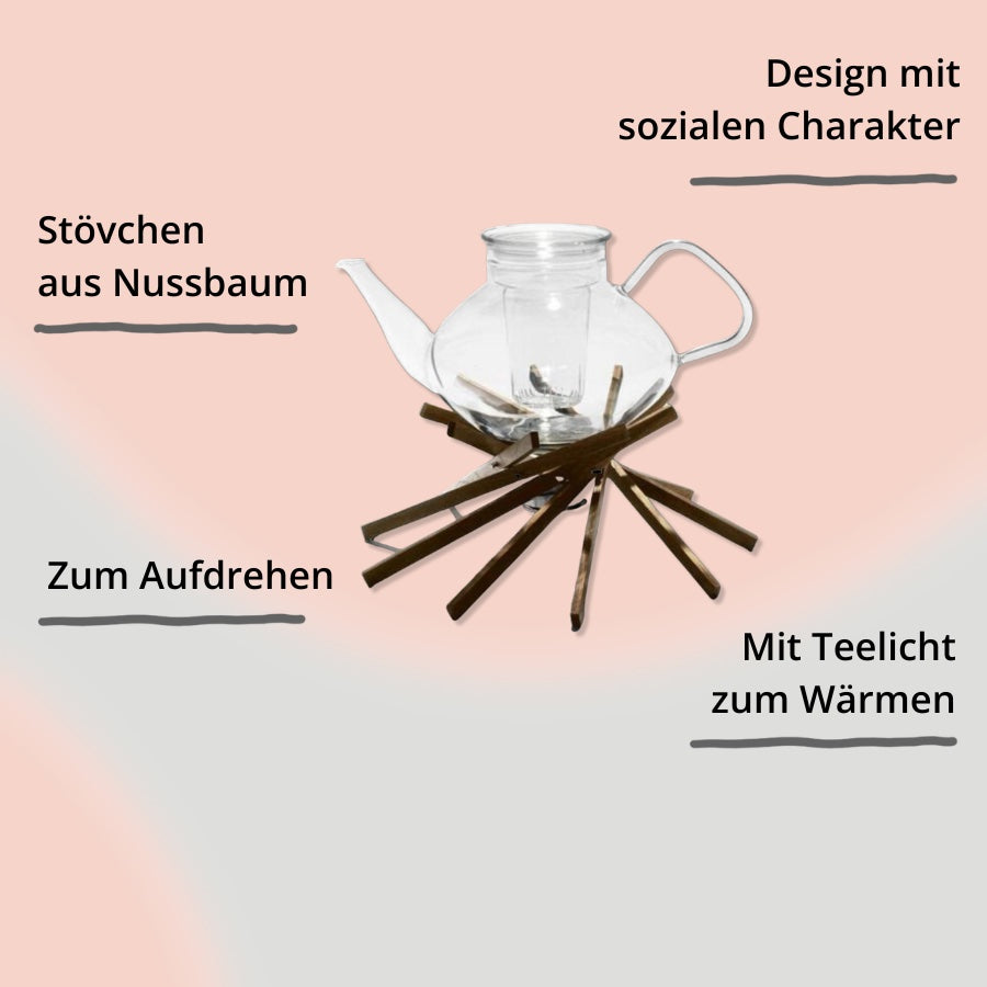 Gläserne Teekanne auf hölzerner Halterung mit Impact