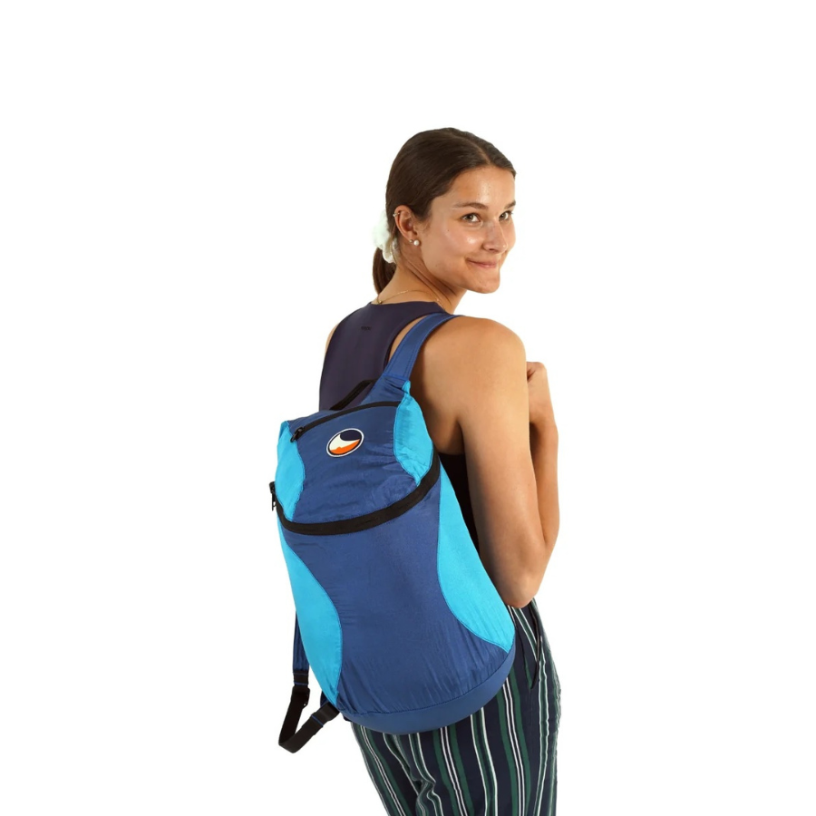 Person trägt Backpack Mini Royal Blue Aqua auf dem Rücken