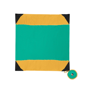 Outdoor Decke (Beach Blanked) von Ticket to the Moon – Green/Dark Yellow ausgebreitet